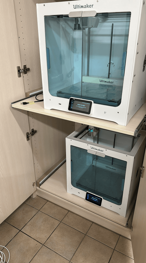 De printers staan klaar om aan de splitter-stukken te beginnen