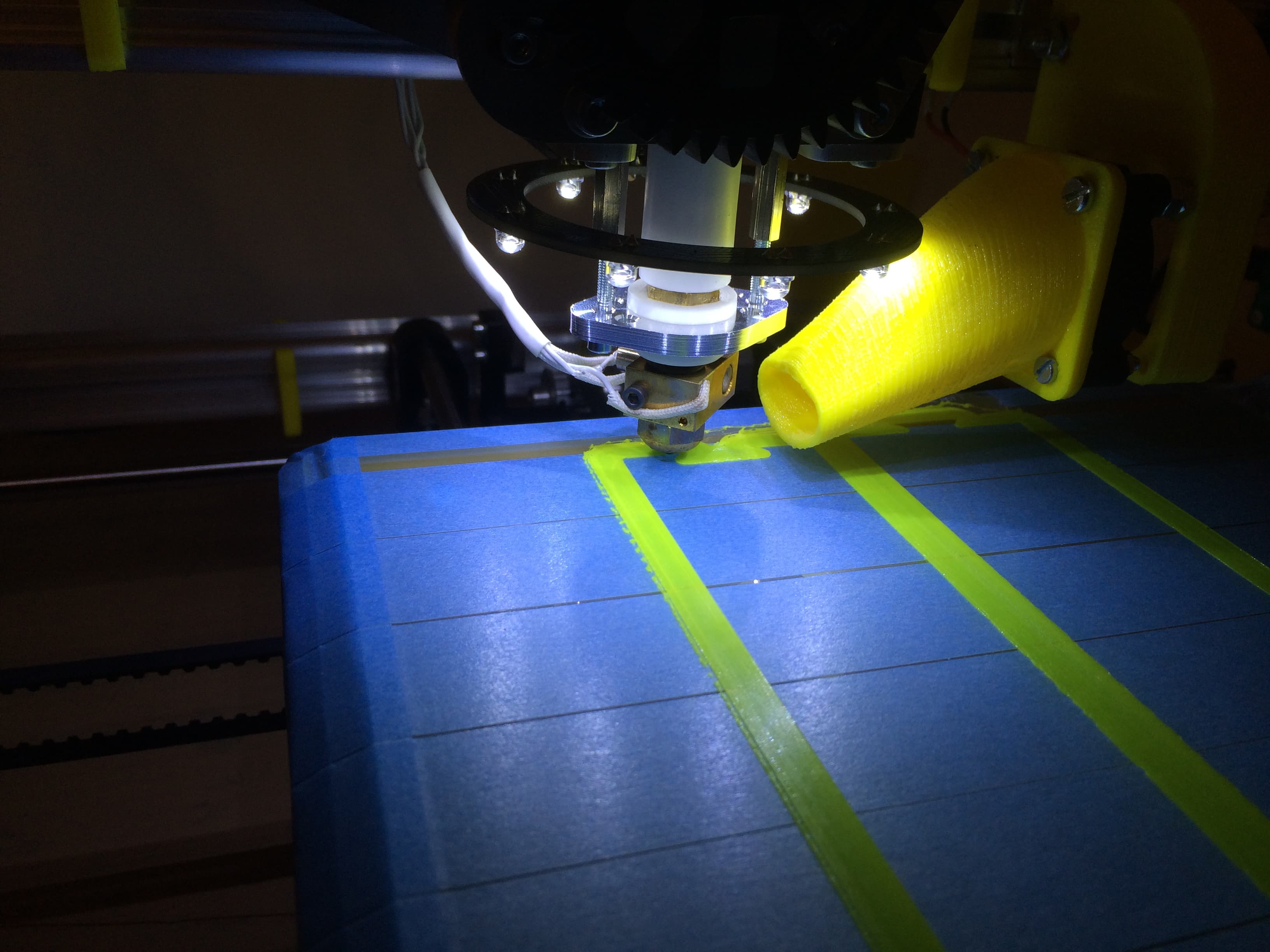 Eerste prints op de Velleman K8200 in 2014 — plakband op het printbed voor adhesie