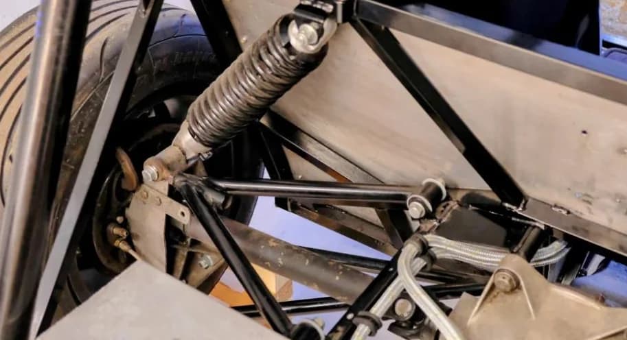 Achterophanging detail: Protech dempers, wishbones, remklauw en Nankang-band.