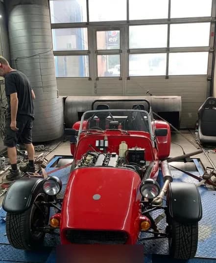 Op de rollentestbank in 2020. Rode carrosserie nog compleet — het moment waarop de 2.0 Zetec afgesteld werd op 182 pk.