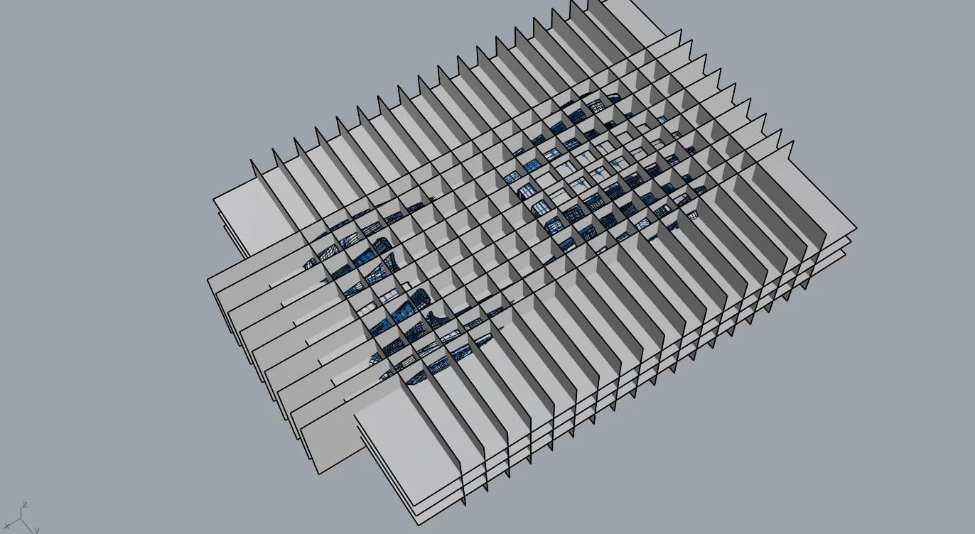 Overzicht van de body opgedeeld in dwarssneden. Vele parallelle plakken over de volledige lengte, met de body-mesh (blauw) door de sneden zichtbaar.