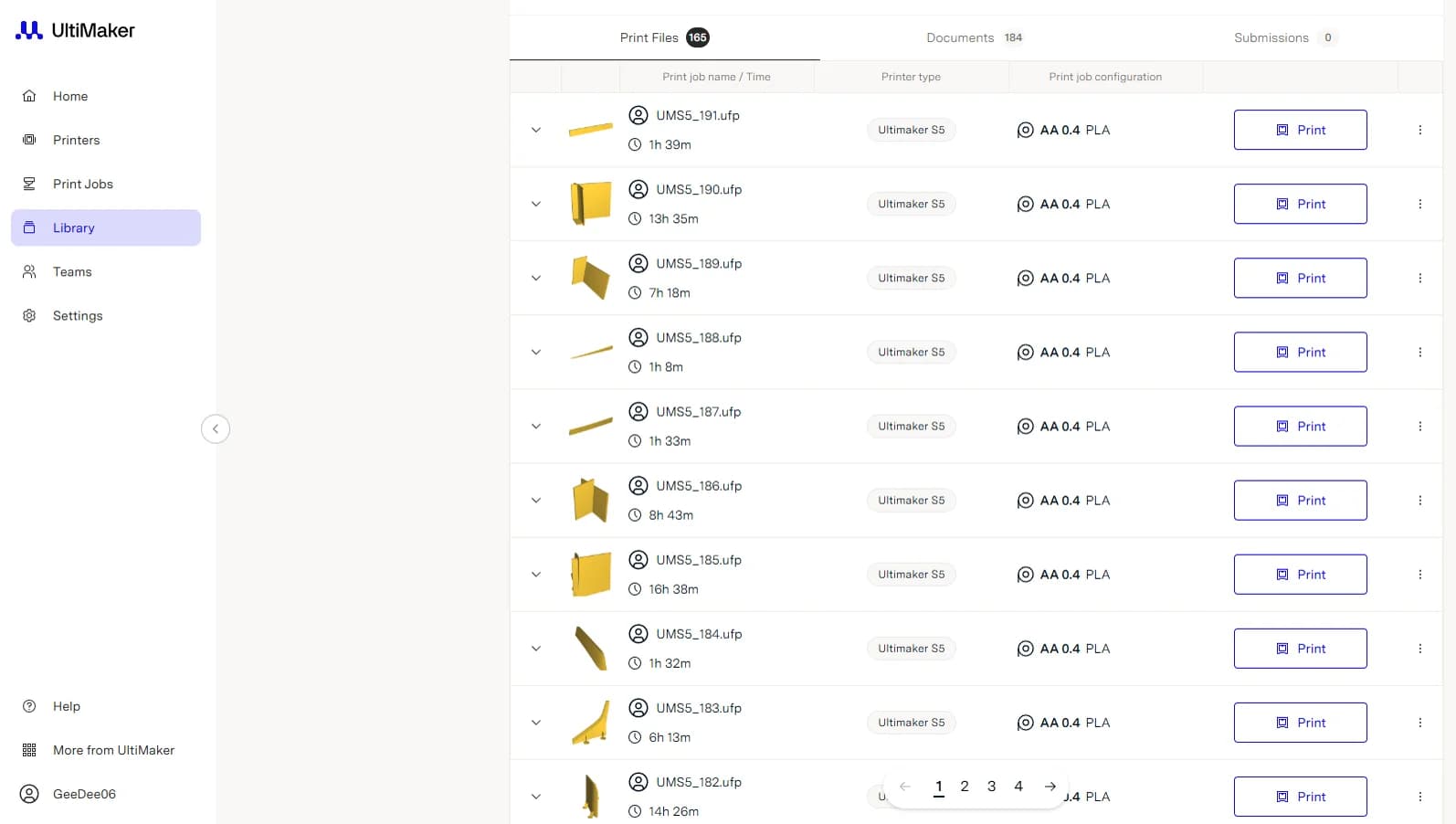 Screenshot van Ultimaker Digital Factory in de browser: een print-queue van 165 bestanden, telkens toegewezen aan een Ultimaker S5, met printtijden variërend van een uur tot 16 uur.