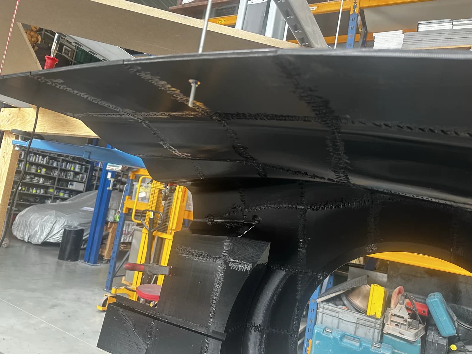Alternatief zicht op de opgehangen body.