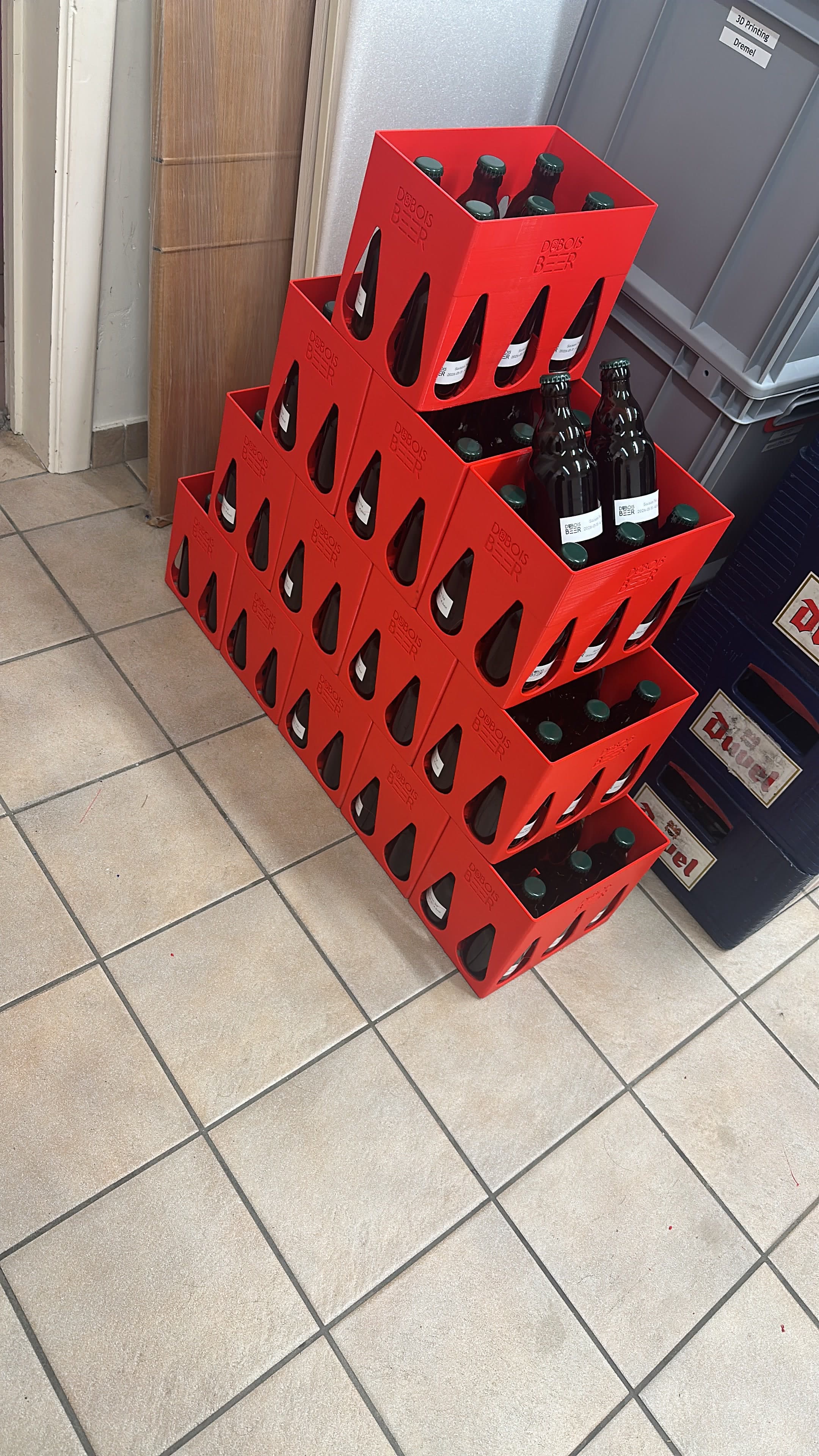 Stapel bierbakjes gevuld met bierflesjes